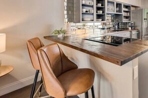 Fridge, microwave, oven, stovetop - Modern second-floor unit with a 2-story loft in central Dallas, featuring king beds, luxury linens, and easy access to walkable dining and entertainment. (Dallas)