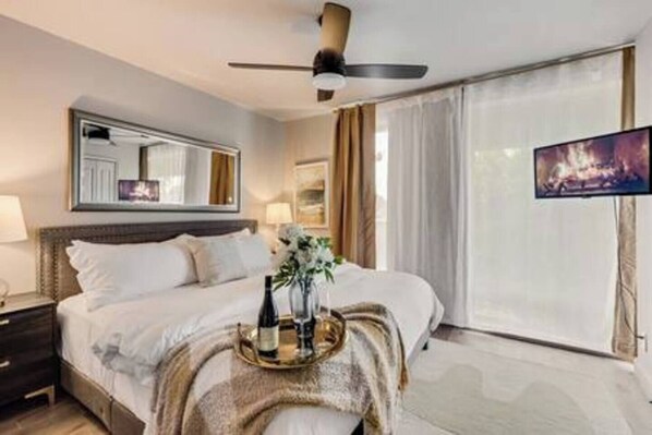 2 bedrooms, iron/ironing board, travel crib, free WiFi - Modern second-floor unit with a 2-story loft in central Dallas, featuring king beds, luxury linens, and easy access to walkable dining and entertainment. (Dallas)