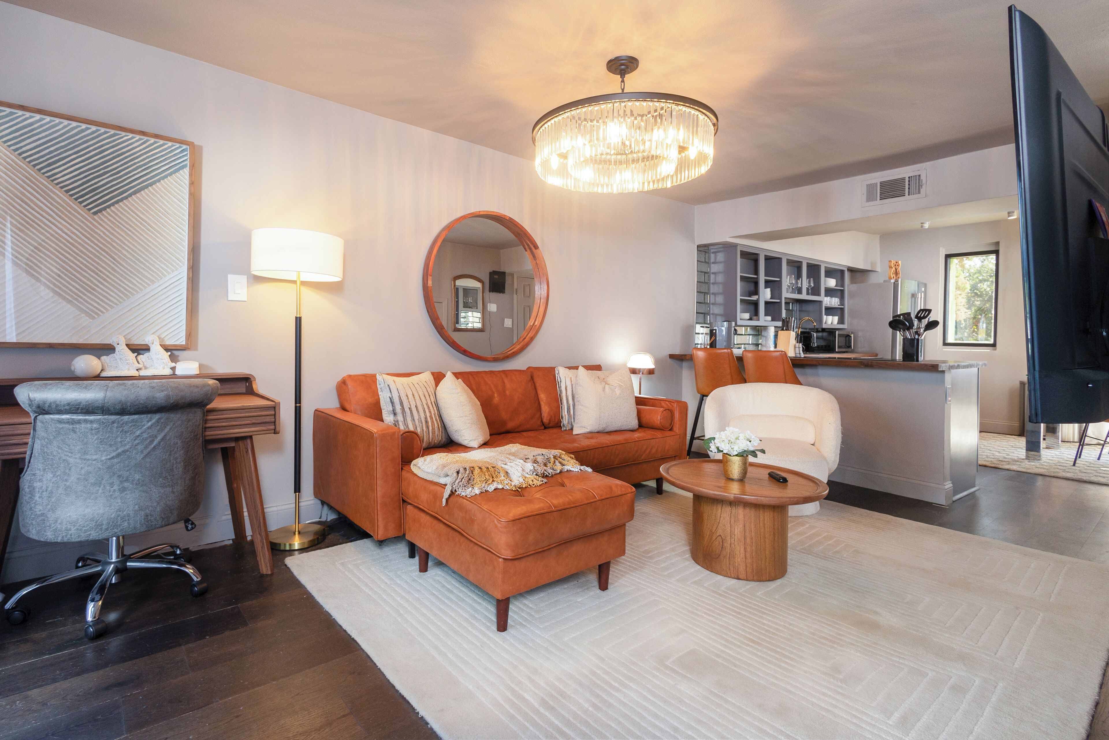 Smart-TV, Kamin, Arbeitsbereiche