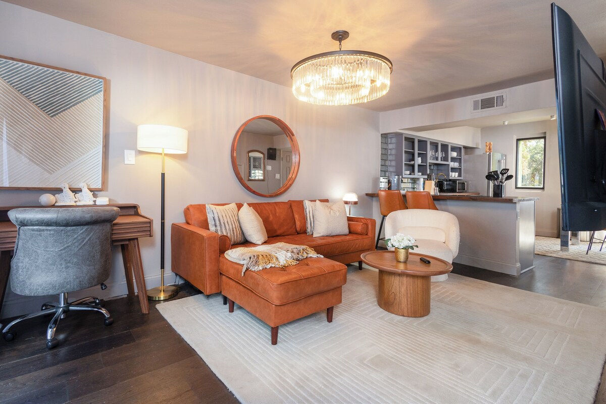 Modern 2-story loft in central Dallas with king beds, luxury linens, and walkable dining & entertainment.