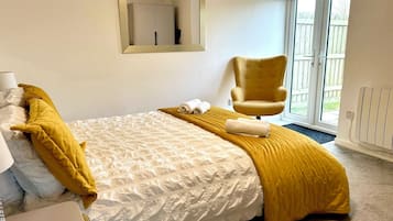 6 bedrooms, desk, iron/ironing board, travel cot