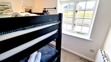 6 habitaciones, escritorio y tabla de planchar con plancha