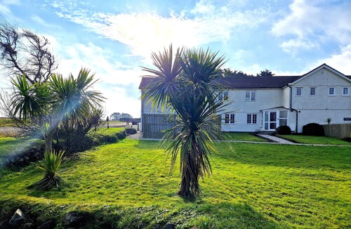 2 x 3 Bedroom houses side by side quiet peaceful location , Amazing views.