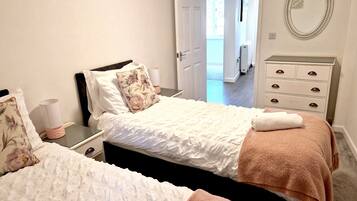 6 bedrooms, desk, iron/ironing board, travel cot