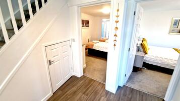 6 bedrooms, desk, iron/ironing board, travel crib