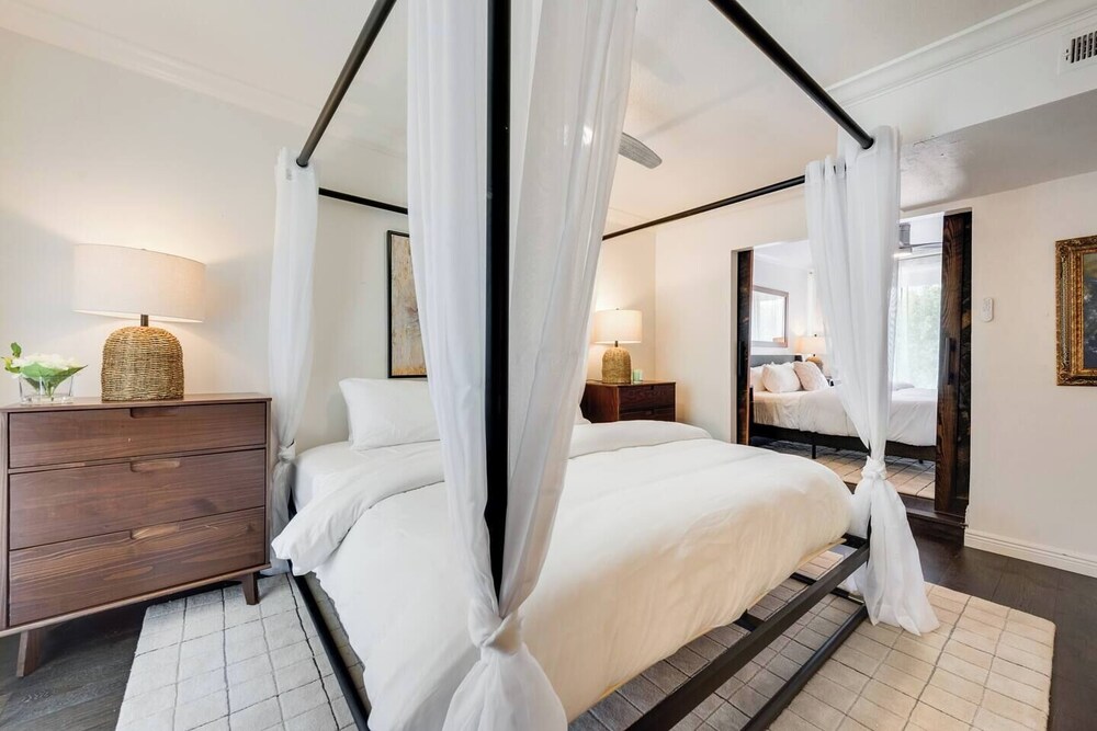 Gallery Detail: Modern 2 Story Loft W 2 King Beds Sleek Sectional