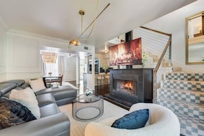 Smart TV, fireplace - Modern 2-story loft w/ 2 king beds, sleek sectional, pool access & walkable dining. (Dallas)