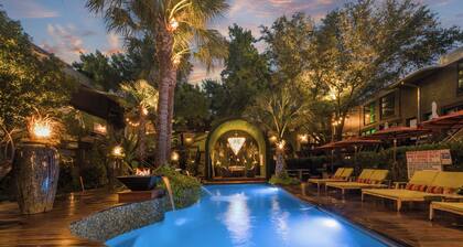 Bright & Breezy 2-story loft with fireplace, luxury linens, full kitchen, and award-winning courtyard.