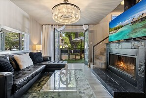 Smart TV, fireplace - Second floor, bright & breezy  2-story loft with fireplace, luxury linens, full kitchen, and award-winning courtyard. (Dallas)