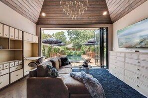 Smart TV, fireplace, offices