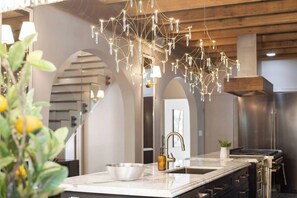 Fridge, microwave, oven, stovetop - 3BR luxury home w/ private pool, Peloton, and gourmet kitchen. (Dallas)