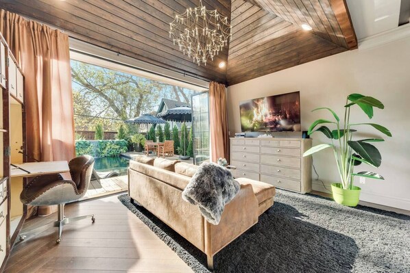 Smart TV, fireplace, offices - 3BR luxury home w/ private pool, Peloton, and gourmet kitchen. (Dallas)