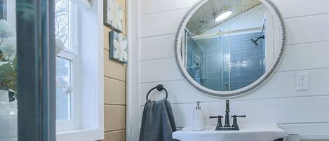 Séchoir à cheveux, serviettes fournies, savon, papier de toilette
