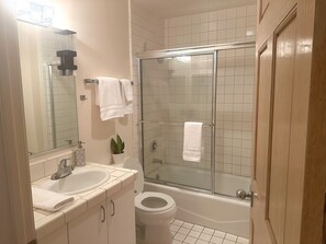 Hårtørrer, håndklæder, Sæbe, Toiletpapir