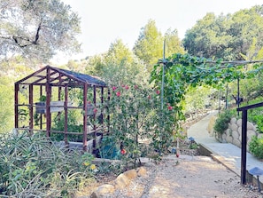 Property grounds - Peaceful LA Retreat w/ King Bed, Hot Tub and Mountain Views! Enjoy the Outdoors (Topanga)