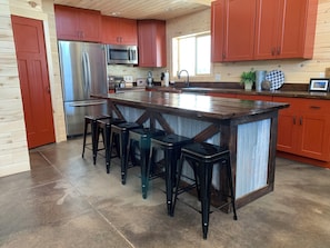 Fridge, microwave, oven, stovetop - 3 Bar D Lodge - Hot Tub, Heated Floor, Fire pit, Starlink Internet (Island Park)