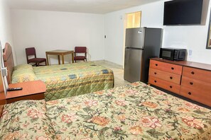 Camera, 1 letto matrimoniale, non fumatori | Ferro/asse da stiro, Wi-Fi gratuito, lenzuola