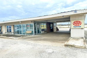 Property entrance - Shamrock Kings Inn By Oyo Marked Tree I-555 (Marked Tree)