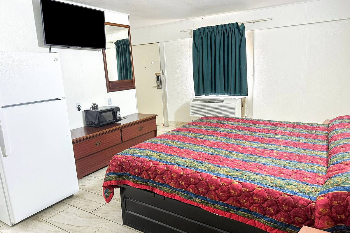 Iron/ironing board (on request), WiFi (free), bed sheets