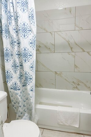 Room, 1 King Bed, Non Smoking | Bathroom | Free toiletries, towels - Shamrock Kings Inn By Oyo Marked Tree I-555 (Marked Tree)