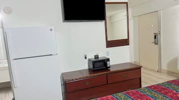 Room, 1 King Bed, Non Smoking | Iron/ironing board, free WiFi, bed sheets