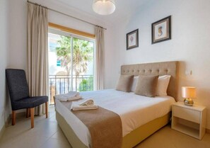 4 bedrooms, travel cot, Internet, bed sheets