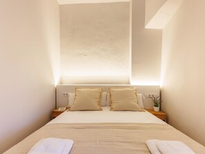 2 bedrooms, iron/ironing board, Internet, bed sheets