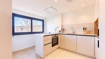 Een koelkast, een magnetron, een oven, een vaatwasser