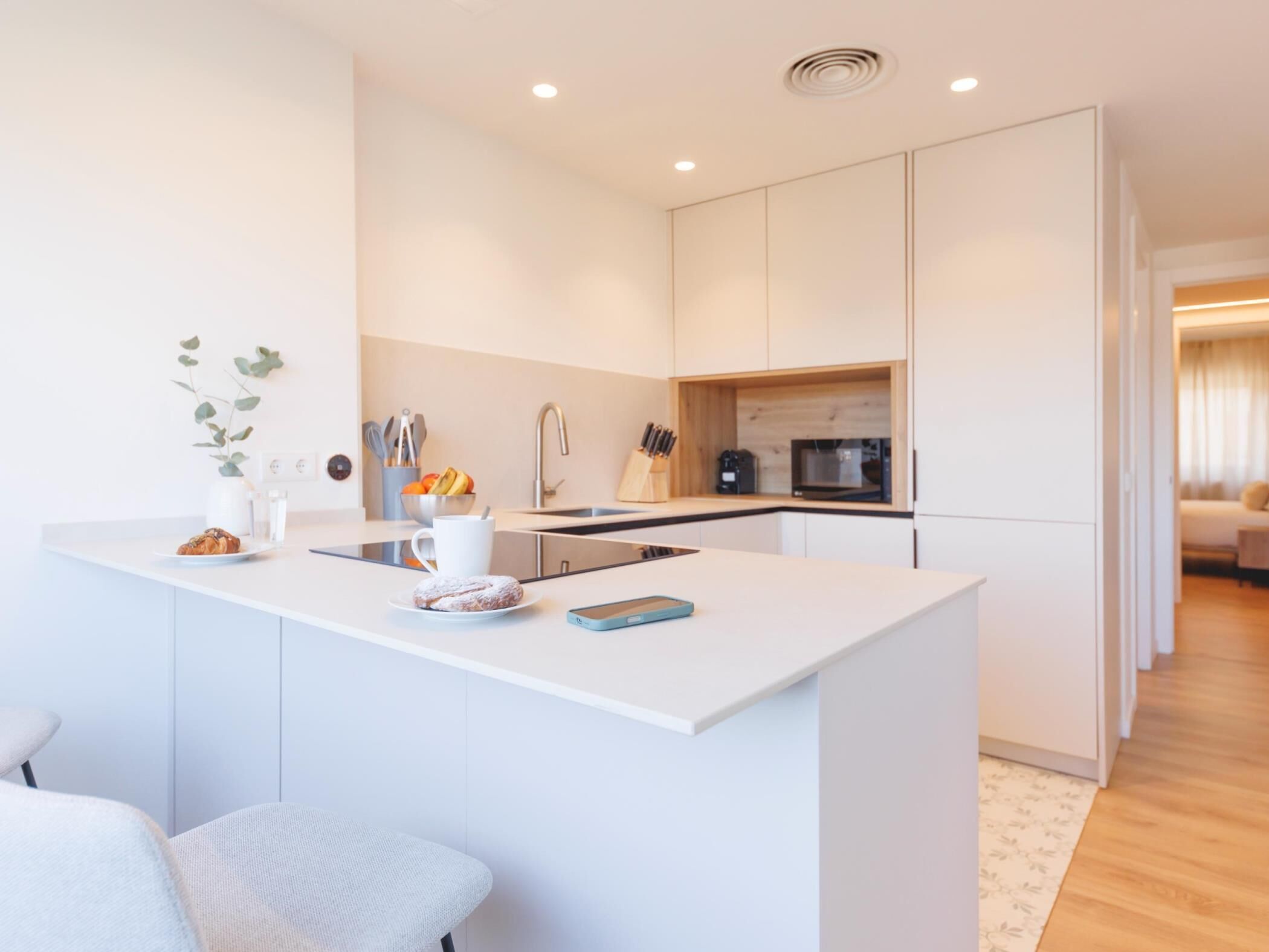 Frigorífico, microondas, horno y lavavajillas