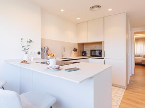 Een koelkast, een microgolfoven, een oven, een vaatwasser