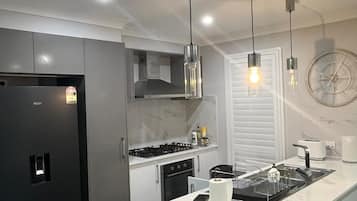 Micro-ondas, fogão, cooktop, lava-louças