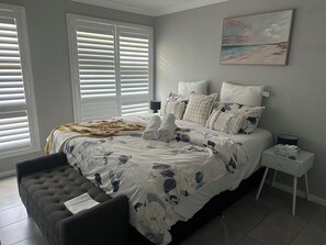 4 عدّة غرف نوم ومكواة/لوح كي وواي فاي وملاءات أسرّة