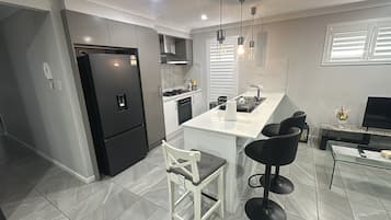 Micro-ondes, four, plaque de cuisson, lave-vaisselle