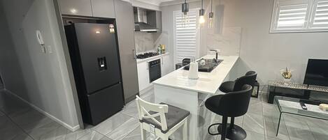 Micro-ondes, four, plaque de cuisson, lave-vaisselle