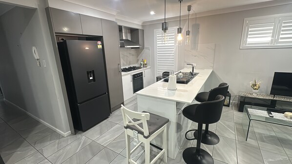 ميكروويف، فرن، موقد طهي مسطح، غسالة أطباق