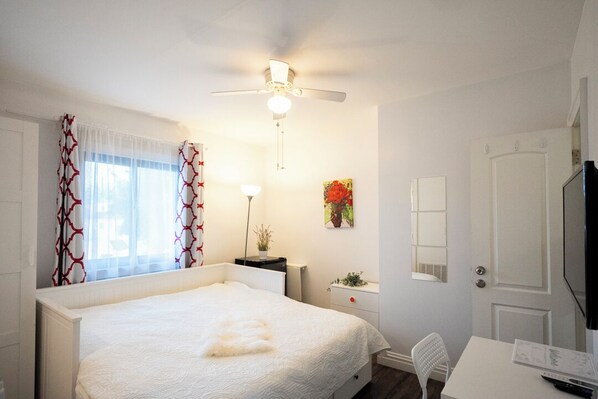 1 chambre, bureau, fer et planche à repasser, lit de bébé portatif