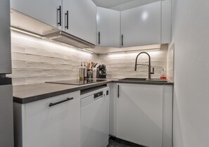 Kjøleskap, mikrobølgeovn, oppvaskmaskin og kaffetrakter/tekoker