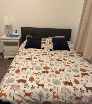 2 多间卧室、免费 WiFi、床单