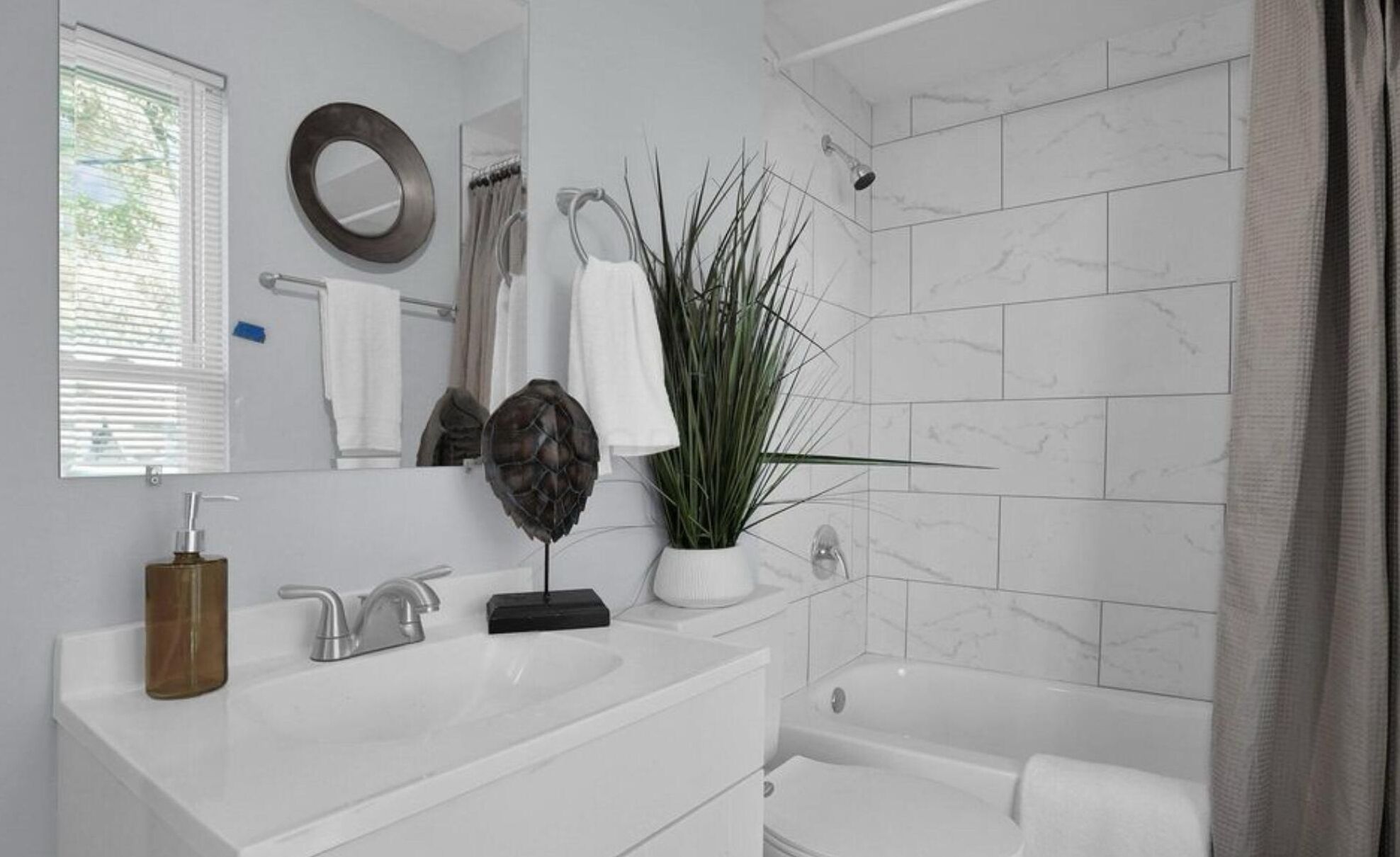 Serviettes fournies, papier toilette