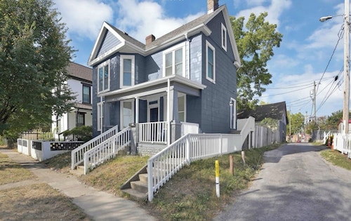 Charming 2-bedroom house with AC, WiFi in Columbus