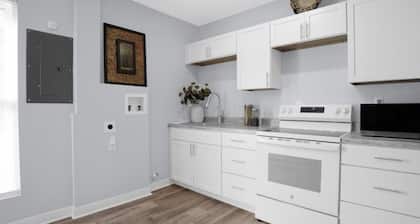Charming 2-bedroom house with AC, WiFi in Columbus