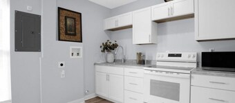 Charming 2-bedroom house with AC, WiFi in Columbus