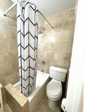 Secador de pelo, toallas y papel higiénico