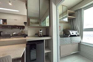 Licuadora, especias, mesa de comedor