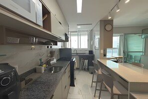 Departamento | Cocina privada | Licuadora, condimentos y comedor 