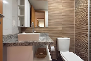 Apartment | Bathroom | Shower, hair dryer, towels, toilet paper