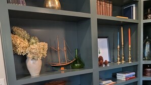 Ein Bücherregal mit verschiedenen Dekorationsgegenständen und Büchern.