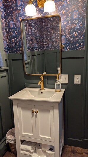 Douche, sèche-cheveux, serviettes fournies, savon