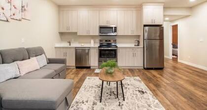 Stylish & Cozy Suit near Spruce Meadows-3 beds- sleeps 6 -Backyard-EV