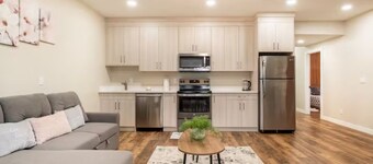 Stylish & Cozy Suit near Spruce Meadows-3 beds- sleeps 6 -Backyard-EV
